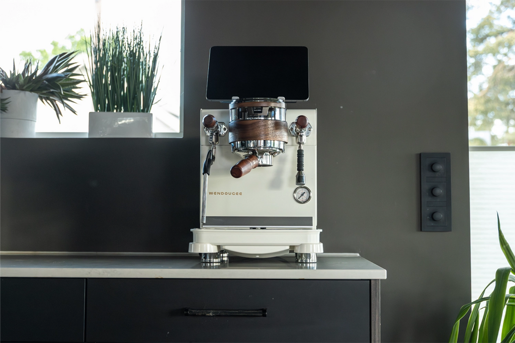 Wendougee Data S har separat brygge- og steamkjele, PID-temperaturkontroll og mettet E61-gruppehode leverer den stabil temperatur og trykk – skudd etter skudd.