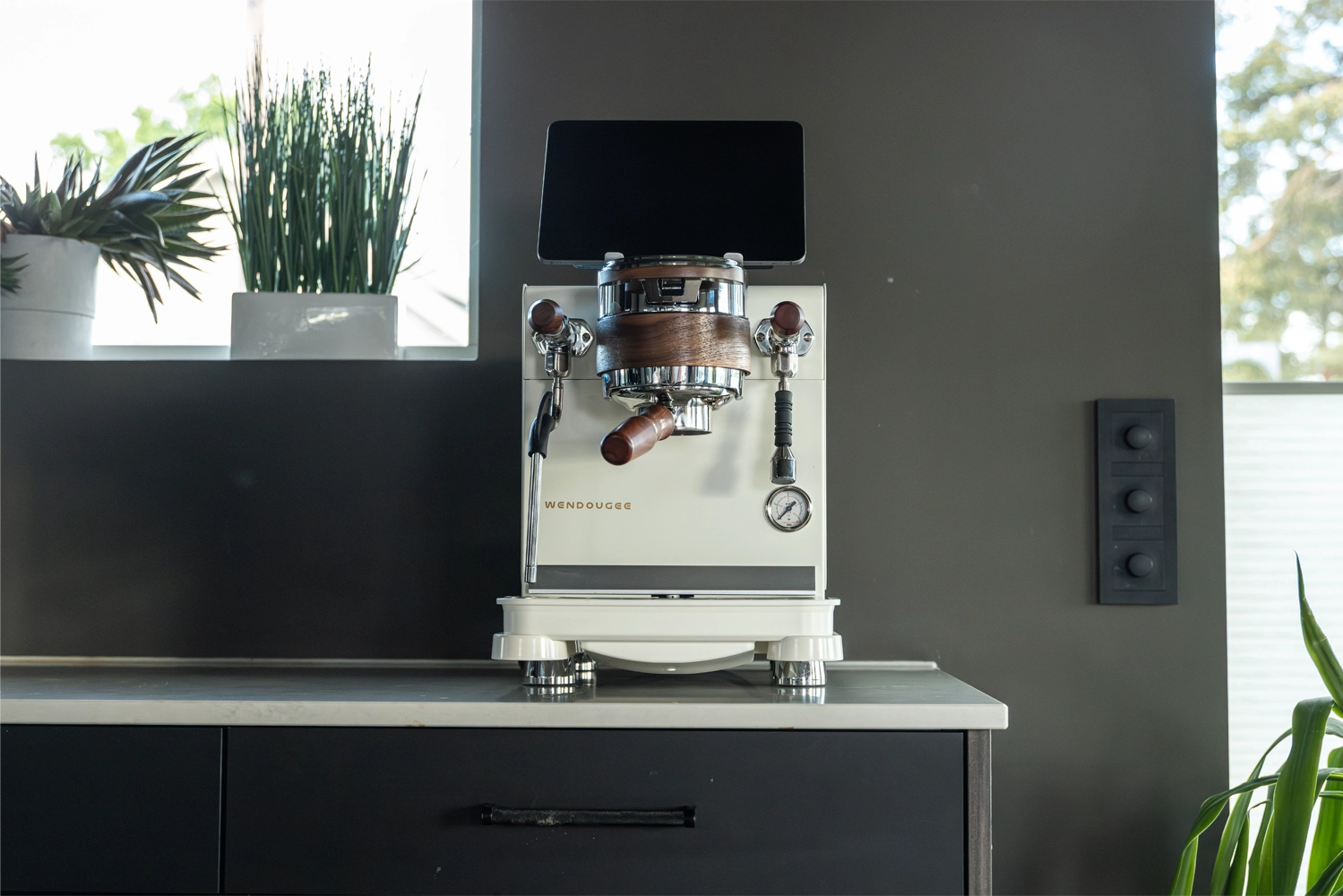 Wendougee Data S har separat brygge- og steamkjele, PID-temperaturkontroll og mettet E61-gruppehode leverer den stabil temperatur og trykk – skudd etter skudd.