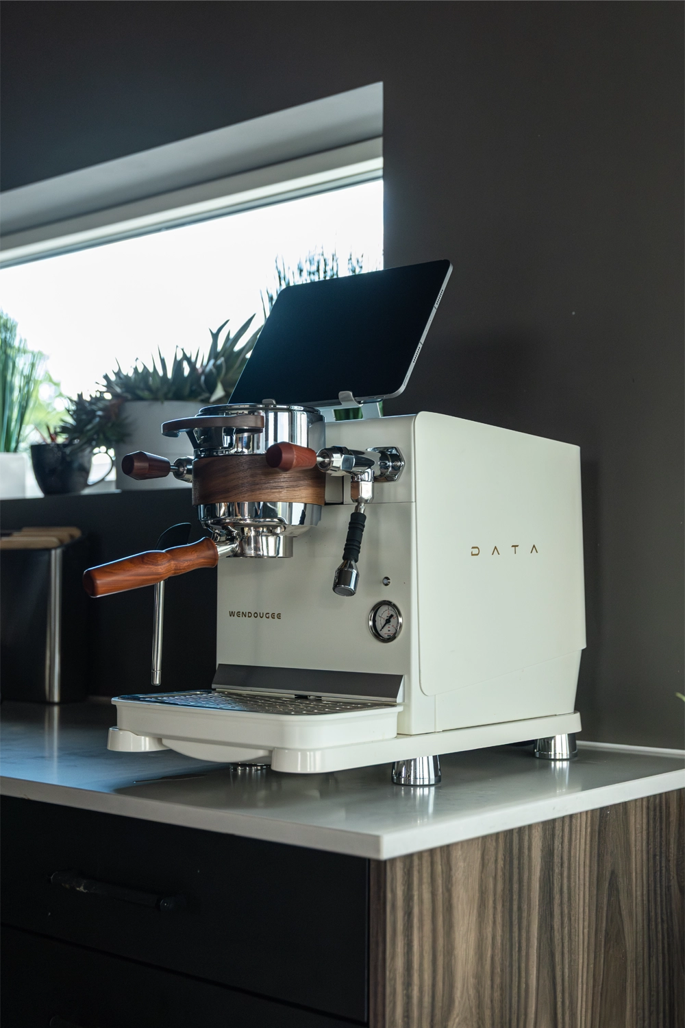 Wendougee Data S er bygget i helrustfritt stål for maksimal slitestyrke og tidløs design, med detaljer som "cool-touch" steamstaver og OLED-skjerm for umiddelbar tilbakemelding.