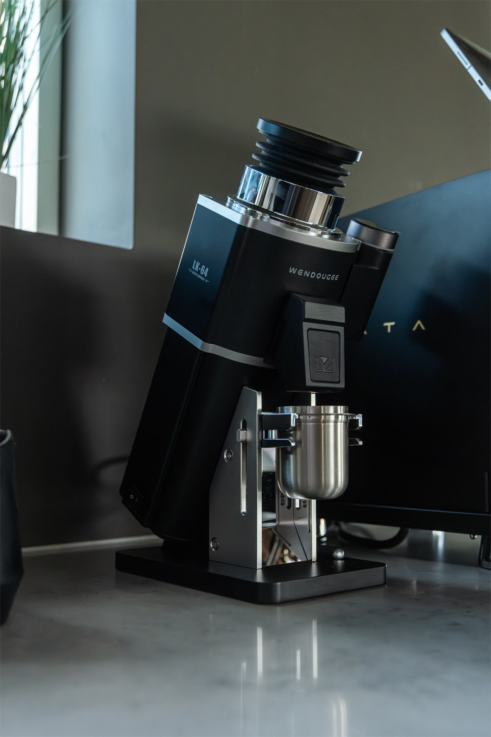 Wendougee MILO II har 64 mm herdet flatkvern i rustfritt stål (titanbelagt), børsteløs motor og et smart LCD-display.