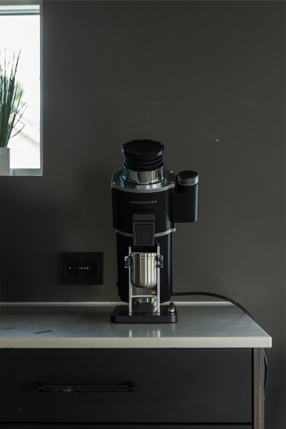 Wendougee MILO II er andre generasjon av den populære single dose-kvernen, utviklet for kaffeentusiaster som vil ha maksimal presisjon og minimalt svinn.