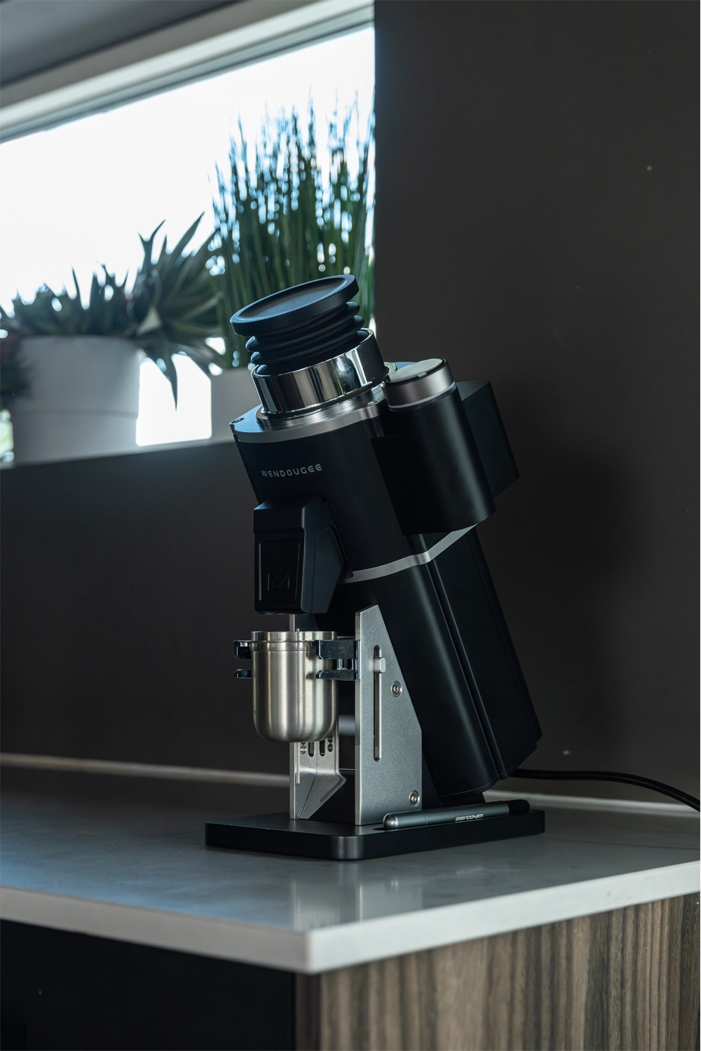 Wendougee MILO II har et innovativt designen med 28° tilt og magnetisk utløp sikrer at kaffepulveret renner rett i portafilter eller doseringskopp