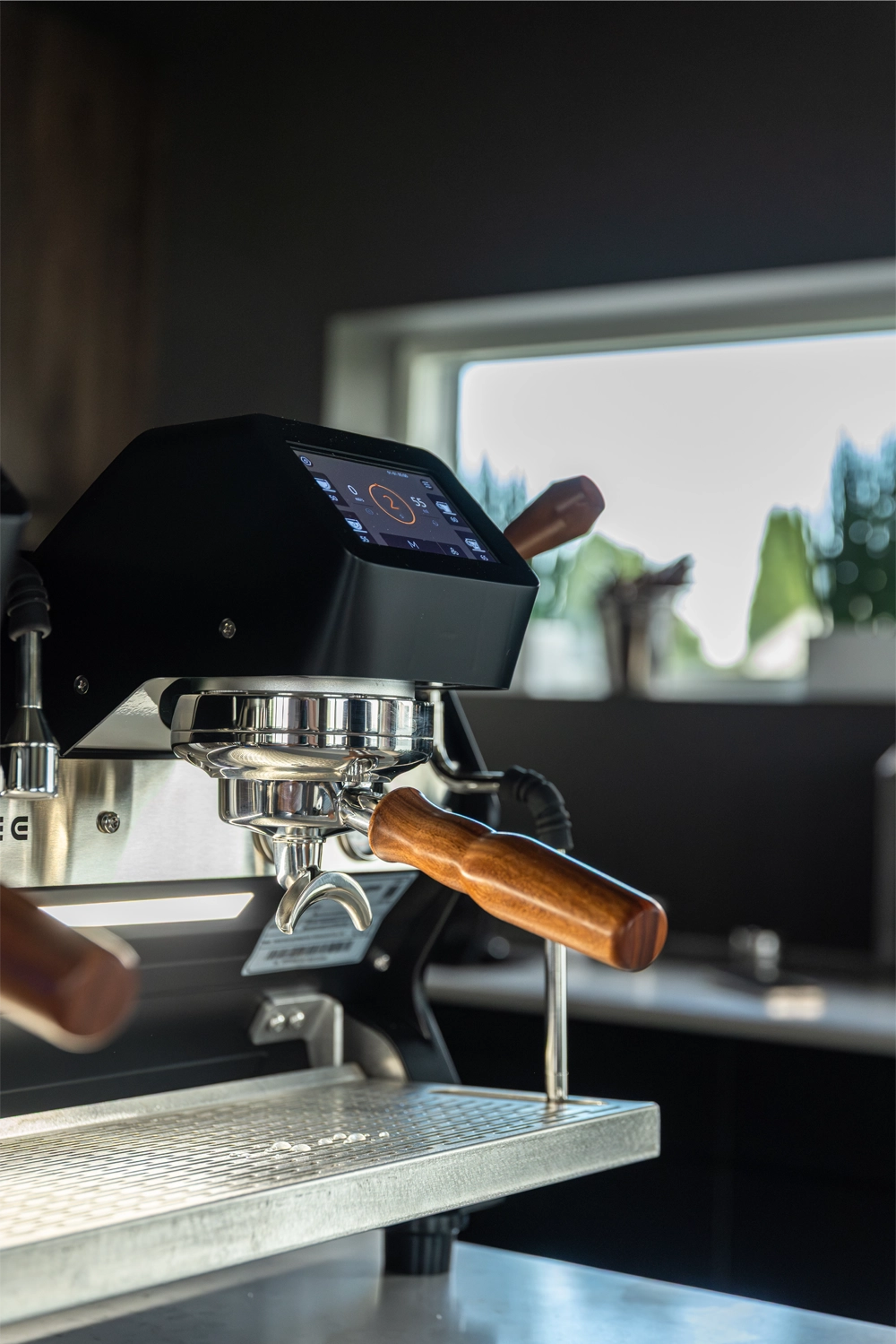 Wendougee S dragon SAT har manuelle bryggehendler, som kombinert med justerbar forhåndsinfusjon gir baristaen full kontroll over utvinningsprosessen, slik at hver kaffetype kan tilpasses optimalt