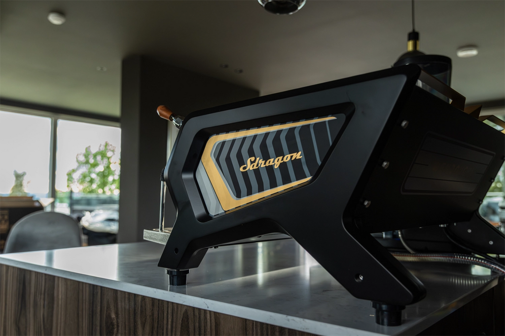 Bygget i rustfritt stål med industriell presisjon er Sdragon SAT både robust og tidløs i uttrykket – et profesjonelt verktøy for kaffesteder som ikke kompromisser på kvalitet.