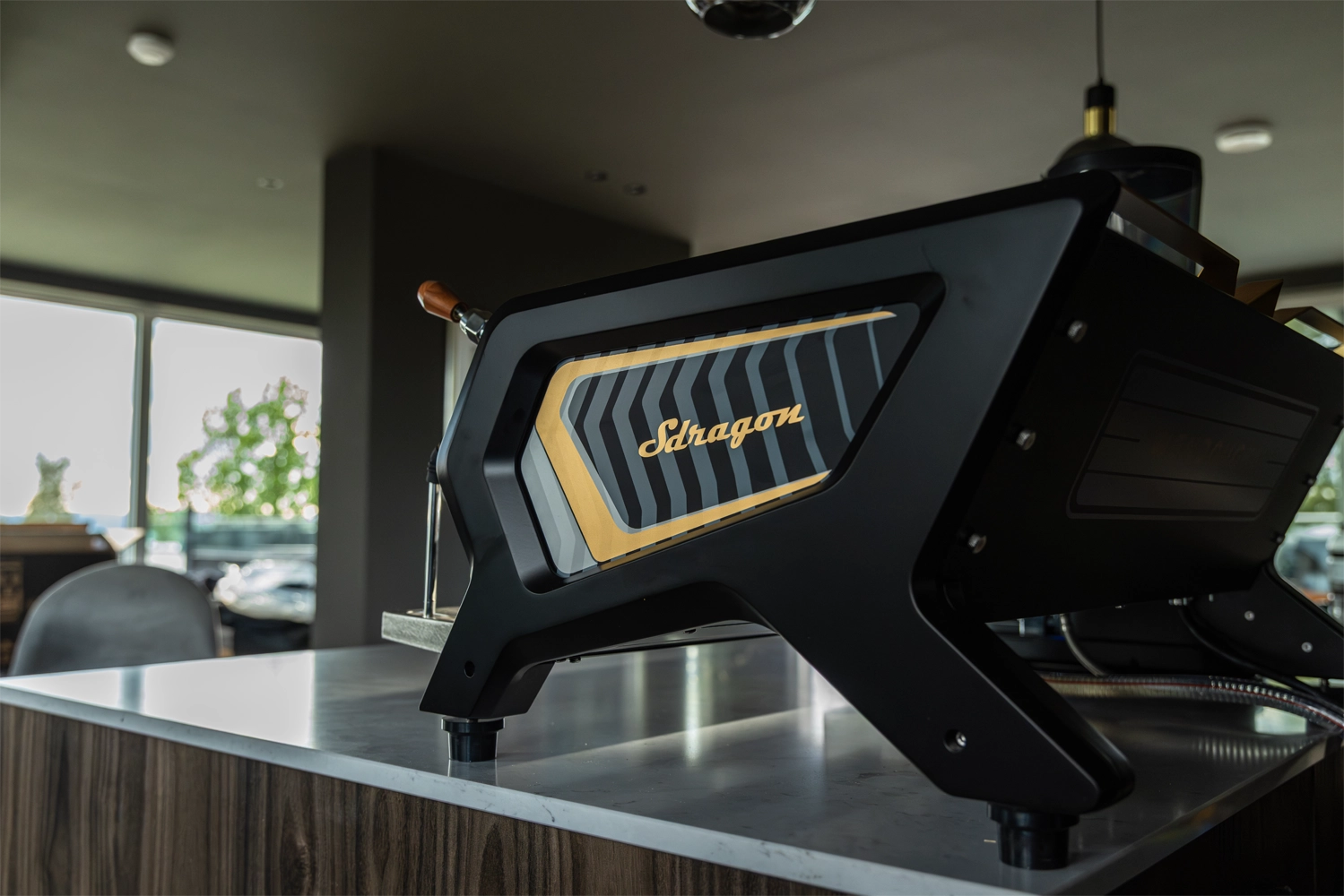 Bygget i rustfritt stål med industriell presisjon er Sdragon SAT både robust og tidløs i uttrykket – et profesjonelt verktøy for kaffesteder som ikke kompromisser på kvalitet.