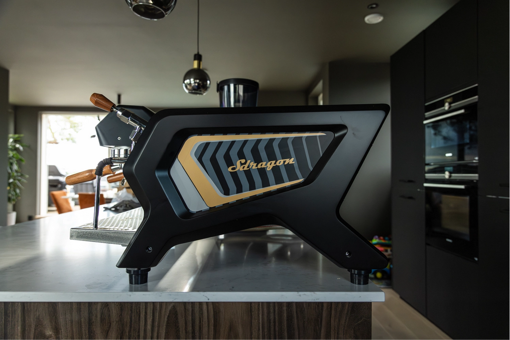 Den klassiske varmevekslerarkitekturen gjør det mulig å brygge og steame samtidig, støttet av en dampkjele med stor kapasitet som holder høy ytelse hele dagen. 