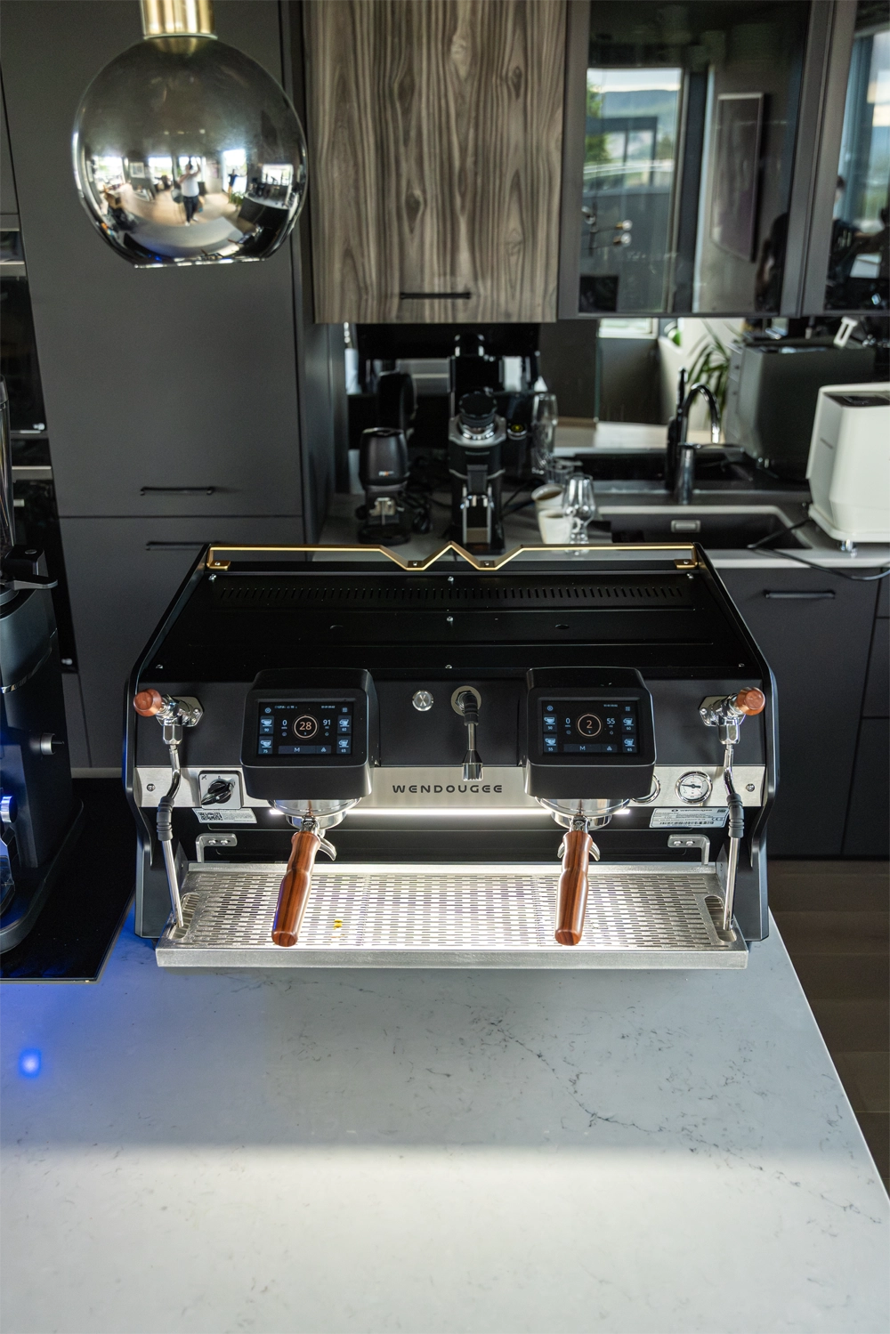 Wendougee S dragon SAT har dobbel kjeleteknologi og individuell temperaturkontroll leverer maskinen konsekvent varme og trykk, selv under hektiske periode