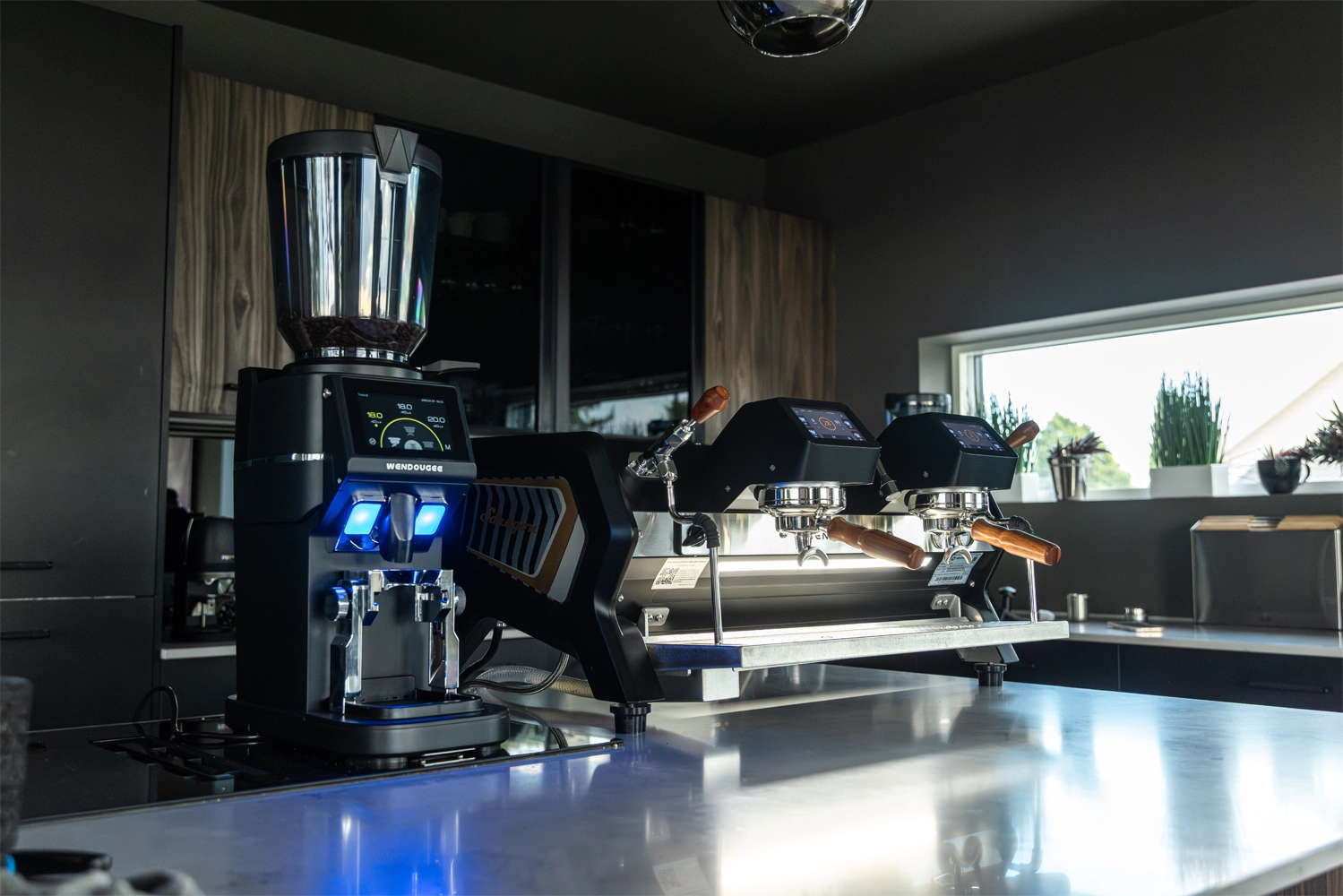 Wendougee S dragon SAT plassert sammen med kverner fra Wendougee