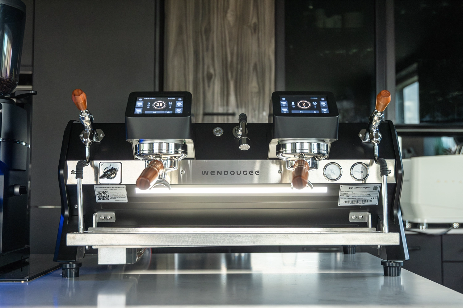 Wendougee Sdragon SAT er en profesjonell to-gruppers espressomaskin utviklet for kafeer, restauranter og mobile kaffebarer som krever stabilitet og ytelse på toppnivå.