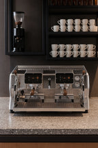 Wendougee mantis er utstyrt med et robust multi-boiler-system i rustfritt stål (316L) og et mettet gruppehodesystem som gir stabil temperatur og trykk under kontinuerlig drift.